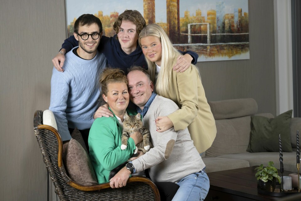 «FARMEN»-KATT I HUS: Nylig dro Stine og barna tilbake på «Farmen»-gården for å hente kattungen Mons. Nå er den midtpunktet i familien. Til venstre er italienske Luca, som var utvekslingsstudent i Norge for tre år siden og i dag anses som et fullverdig medlem av familien i Asker.