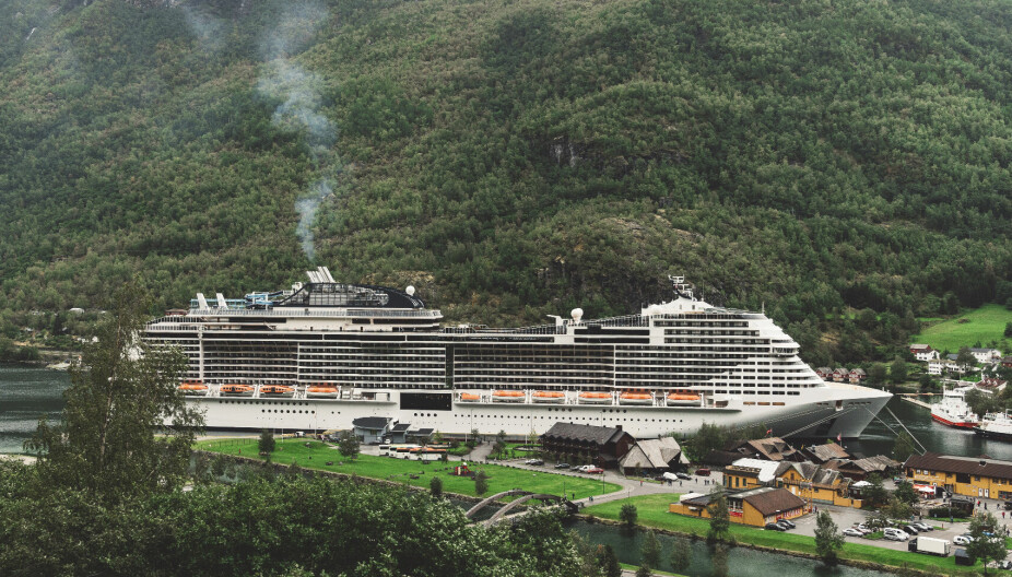 Et arkivbilde viser et stort cruiseskip liggende til kai i Flåm.