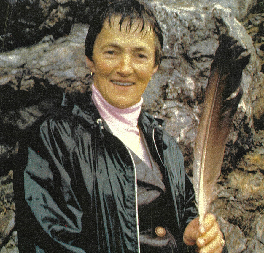 Oppe på fjellhylla fant Svanhild en ørmefjær, kanskje fra en etterkommer av «hennes» ørn?