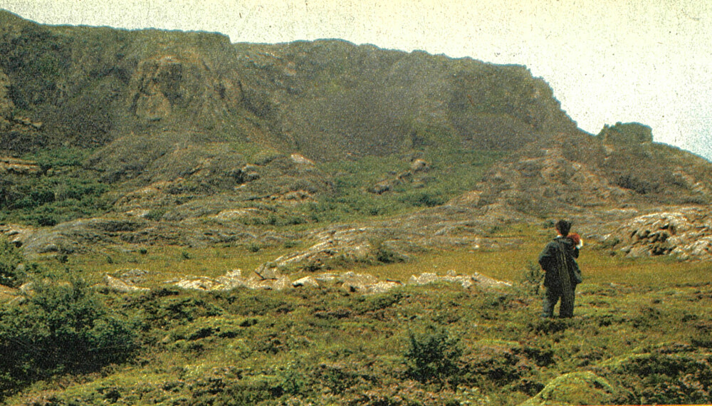 FORSVANT: Svanhild ser opp mot den hvite flekken oppe i fjellet som markerer stedet hvor hun ble funnet for 47 år siden.