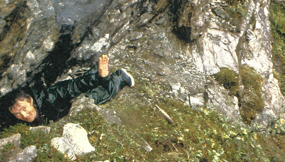 Etter 47 år er Svanhild tilbake på hylla i fjellet, og her viser hun sprekken hvor hun ble funnet sovende etter 7 timer.