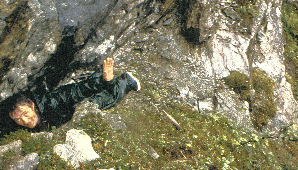 Etter 47 år er Svanhild tilbake på hylla i fjellet, og her viser hun sprekken hvor hun ble funnet sovende etter 7 timer.