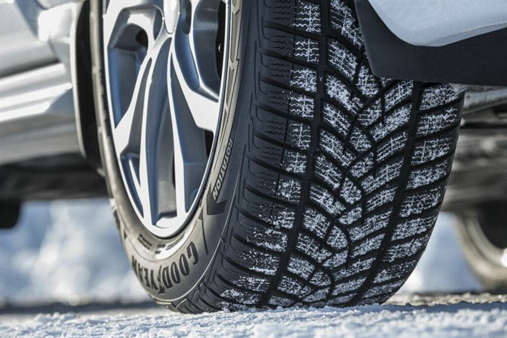 <b>GOD KOMBINASJON:</b> Goodyear UltraGrip 2 Ice er et nordisk vinterdekk med gode egenskaper også på asfalt. 