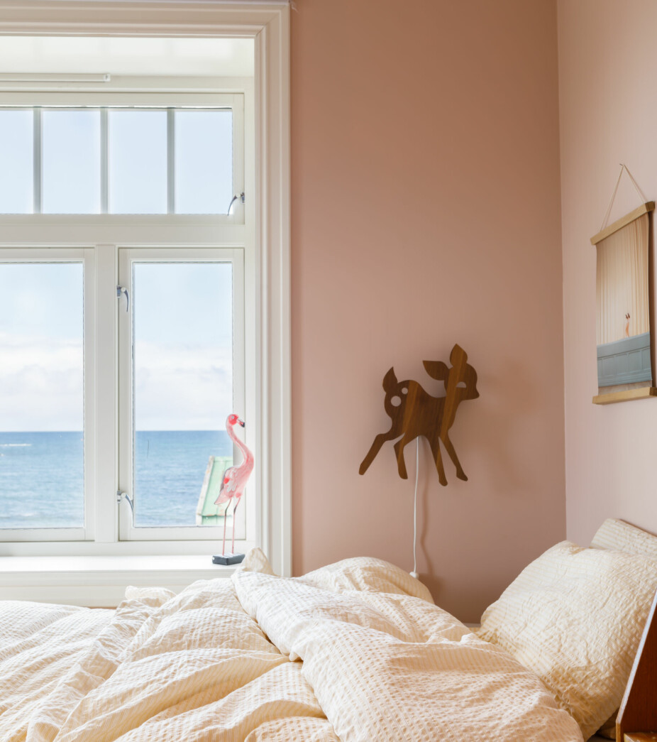 BARNEROM: Vilja på 12 år har den flotteste utsikten fra hodeputen. Sengetøyet i krepp er fra Høie. Rommet er malt i fargene Deco pink og Warm blush fra Jotun.