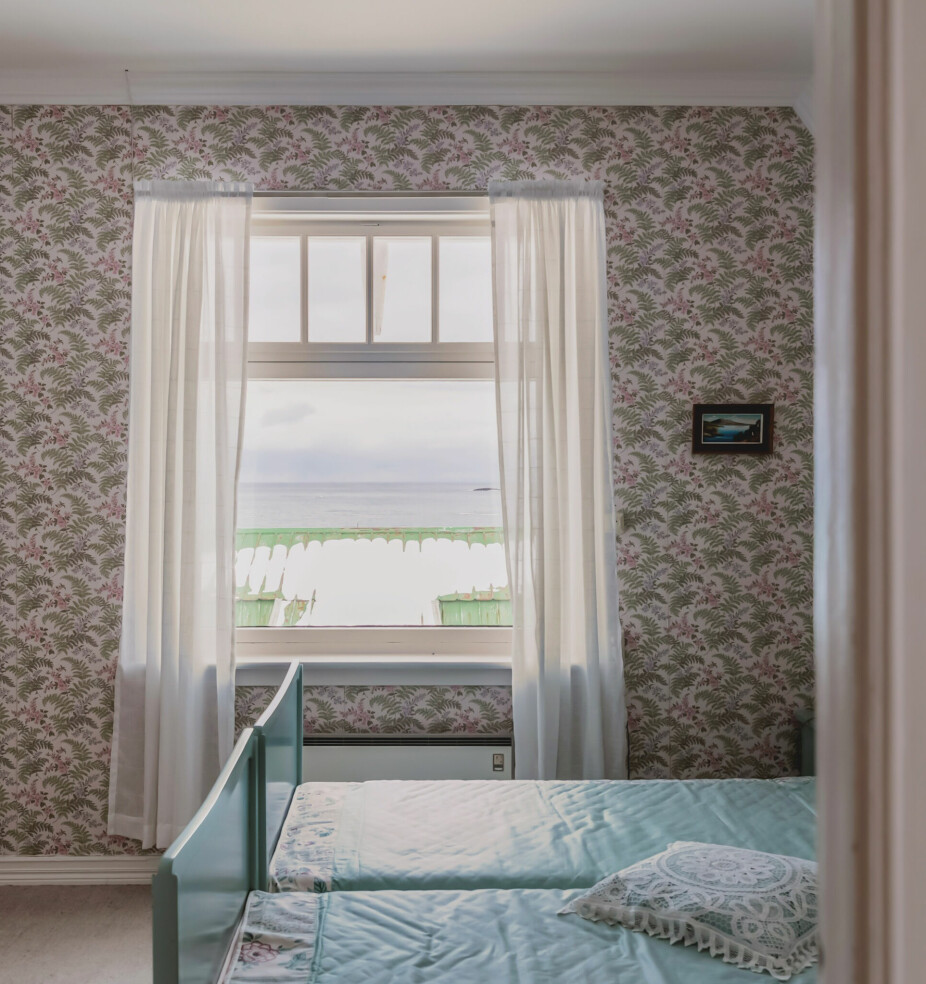 BADET FØR: Soverommet i andre etasje med husets fineste utsikt før det ble omgjort til bad. Foto: Privat