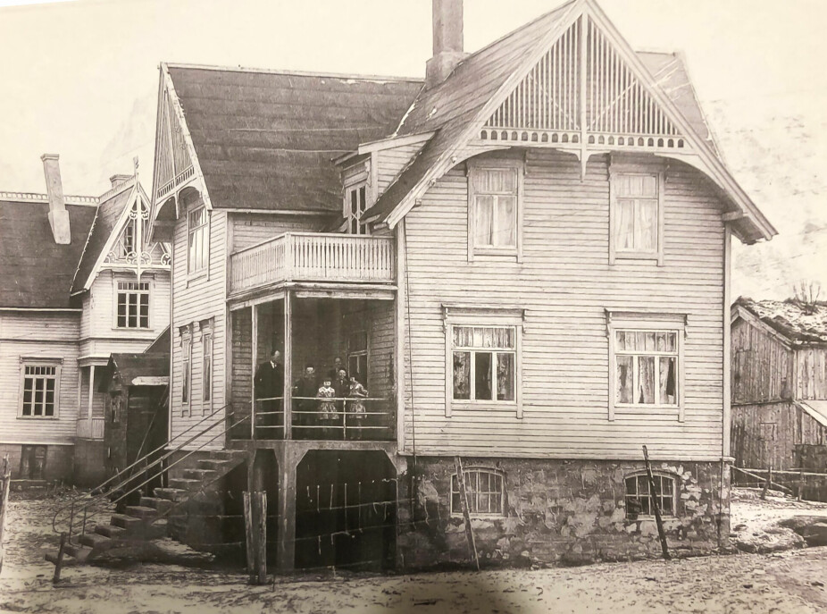HUSET I 1923: Huset i all sin prakt i en tid som er forbi, med noen av de som har bodd her.