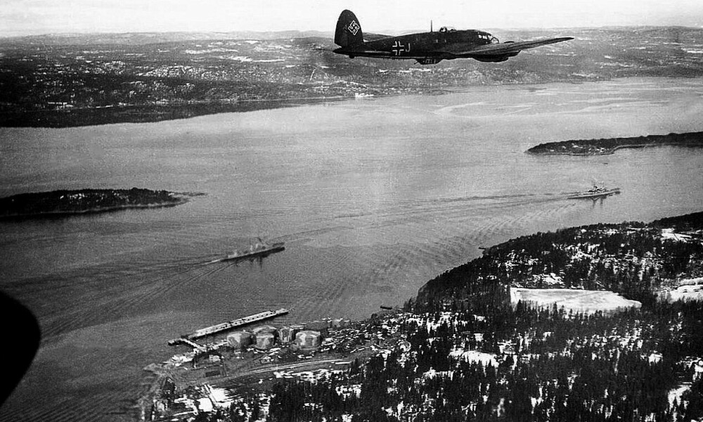 <b>PÅ VEI TIL FORNEBU:</b> Et tysk Heinkl 111 over Fagerstrand på Nesodden på vei til Oslo mens tyske marineskip er på vei inn for å innta Oslo havn.