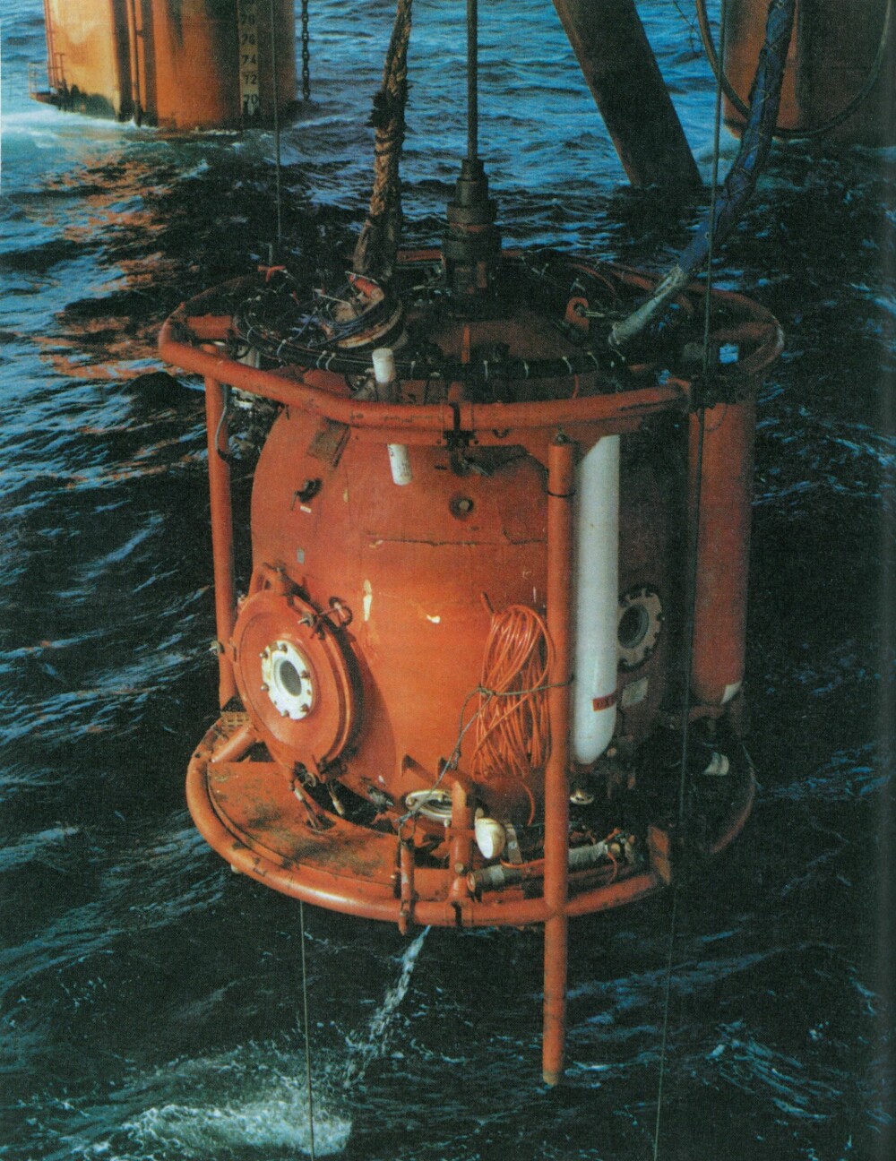 <b>HJEM FRA DYPET:</b> Dykkerklokken på Byford Dolphin ble brukt til å sende dykkere ned til arbeid i dypet og opp igjen til hvilekvarterene på plattformdekket. Dykkerne levde under samme trykk hele tiden – tilsvarende ti ganger trykket på havoverflaten.