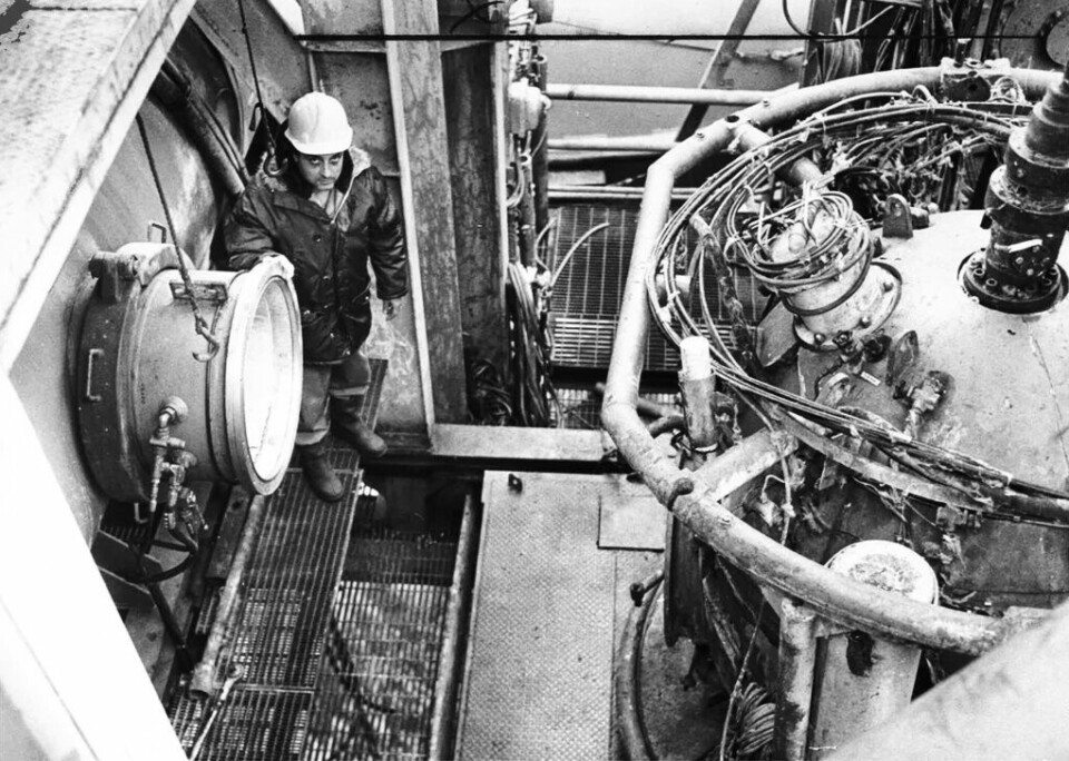 ÅSTEDET: Teknikeren Robert Zaegel i Comex under arbeidet med å finne årsaken til ulykken. Han står ved dykkerklokka og åpningen til trykkfallskammeret om bord i Byford Dolphin.