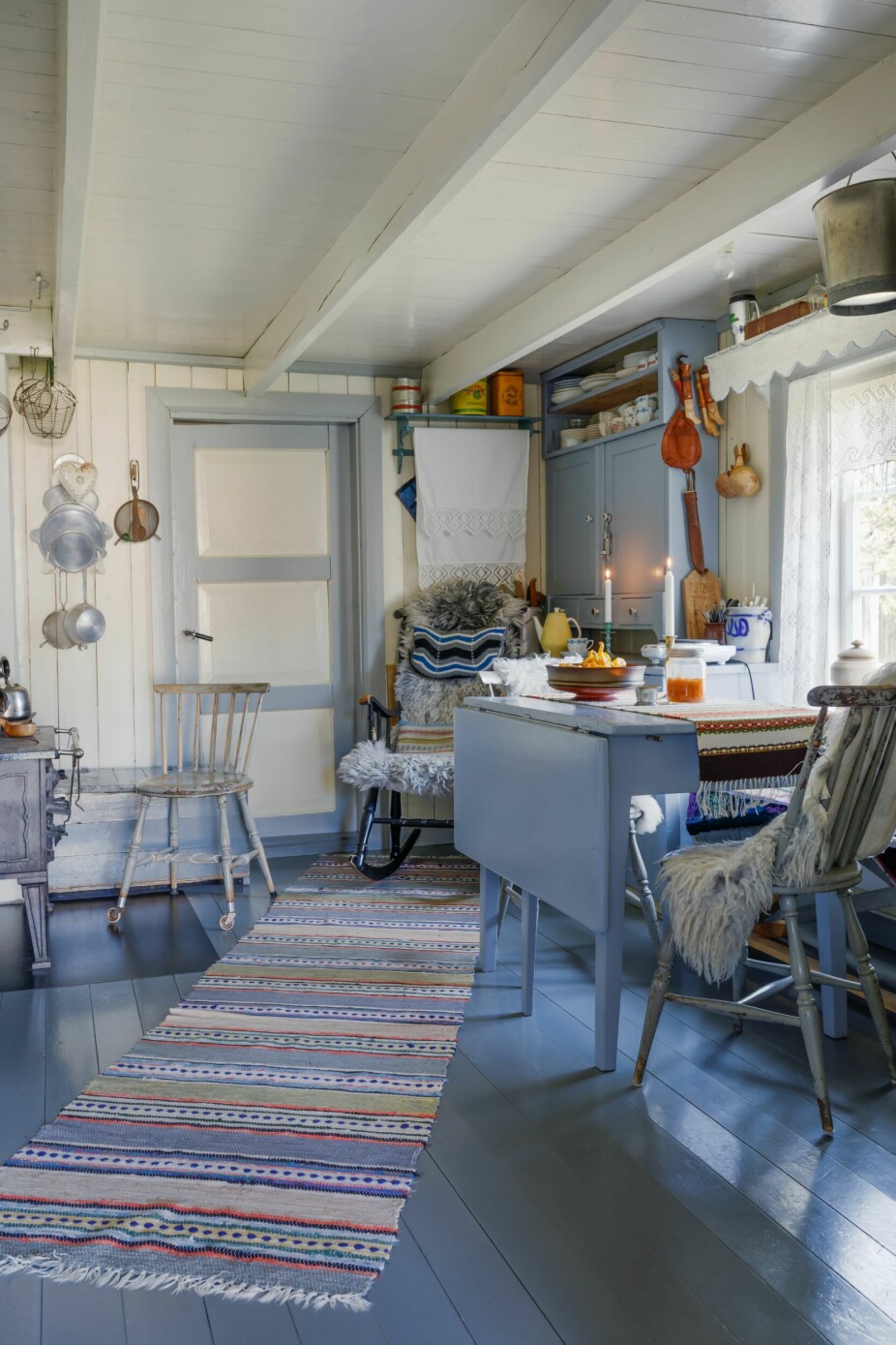 KJØKKEN: Fargepaletten i kjøkkenet i Gammelstua er tilnærmet lik den som var. Den blå fargen heter Gustaviansk blå. Innredningen er original. Innenfor et det et romslig spiskammers.