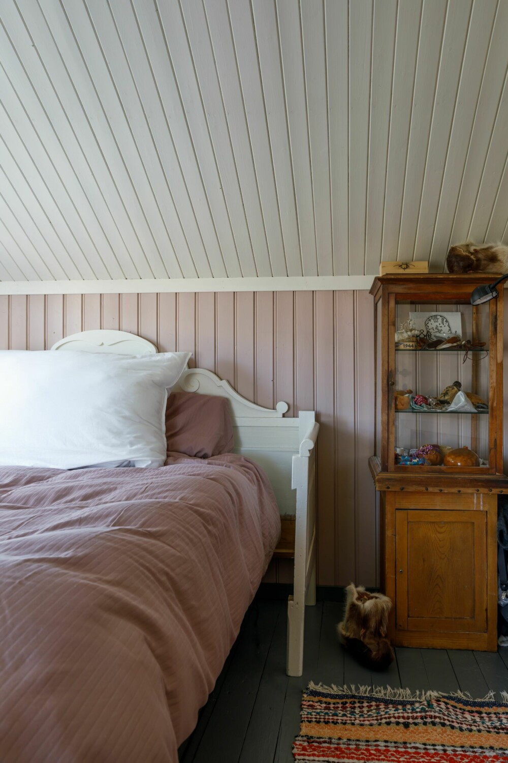 GAMMEL SENG: Deler av en gammel seng gjør seg godt som sengegavl for en ny og behagelig rammemadrass.