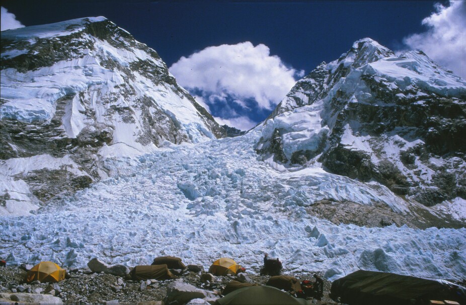 <b>BREFALLET:</b> Khumbu-breen ligger på cirka 5500 meter over havet like nord for Base Camp, noe sørvest for toppen. Brefallet må forseres på vei til toppen. Hastigheten på breen gjør at det er et av mange farlige partier på vei mot verdens høyeste fjell.
