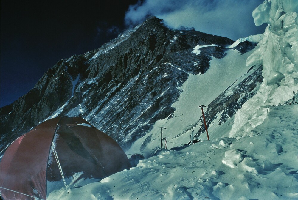 <b>LEIR 3:</b> På vei mot toppen er Leir 3 et stopp i Lhotse-veggen. Arne Næss og hans gruppe lå værfaste her i to døgn før de kunne returnere til lavere leire.
