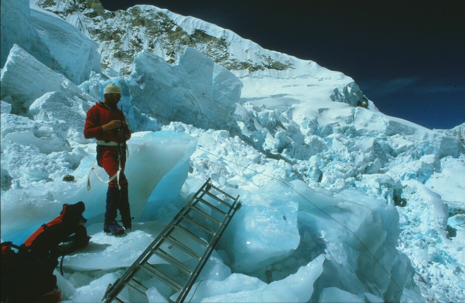 <b>FARLIG:</b> Dimensjonene på isblokkene sier litt om risikoen ved å bevege seg gjennom isfallet. Ola Magne Einang var opp og ned 16 ganger.