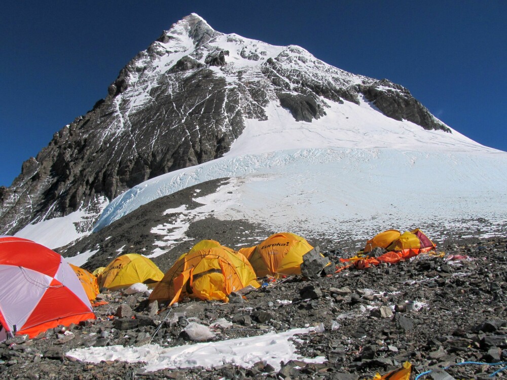 <b>LEIR 4:</b> På rutene fra Nepal er Leir 4 normalt den siste leiren før toppen. Plassen ligger på rundt 7900 meters høyde i Sydskaret mellom Everest og nabofjellet Lhotse. 