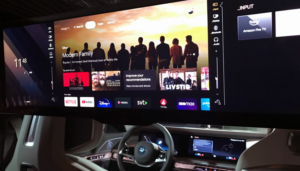 KINOSAL: Med BMW Theater Screen, som felles ned fra taket, får man en 31-tommers skjerm med 32:9 panoramaformat og 8K-oppløsning.