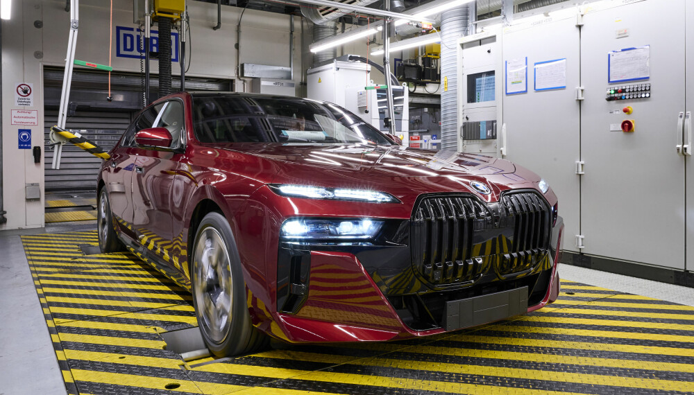 PRODUKSJON: De første versjonene av BMW i7 ruller av samlebåndet på BMW Group Plant i Dingolfing i juli.