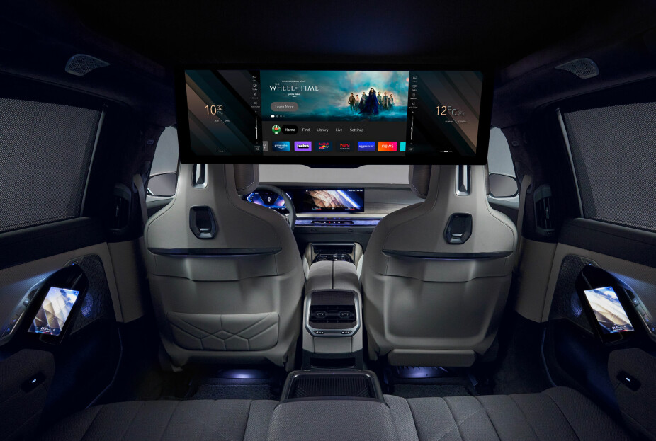 KINOSAL: Med BMW Theater Screen, som felles ned fra taket, får man en 31-tommers skjerm med 32:9 panoramaformat og 8K-oppløsning. Den digre skjermen betjenes med paneler som er integrert i dørene..