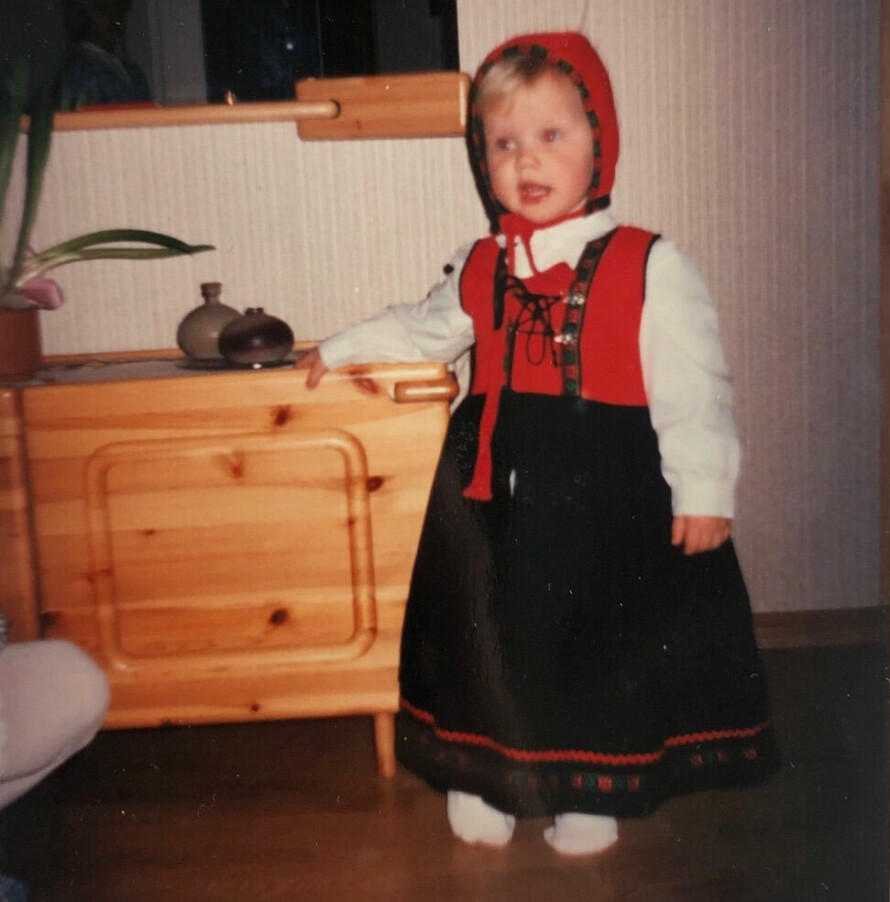 SANDRA SOM LITEN: Her er jeg rundt fire år og underholder familien med sang, sier Sandra.