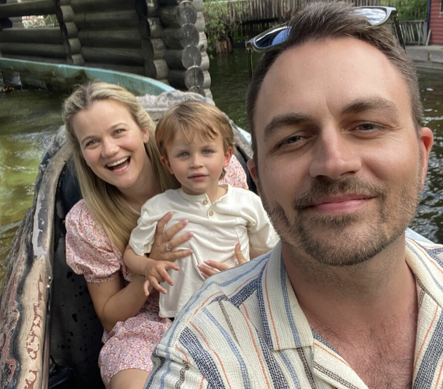 SØNNEN SANDER: Familien var på Tusenfryd i sommer og kjørte tømmerrenna. – Familien og guttene mine er viktigst i livet, sier Sandra.