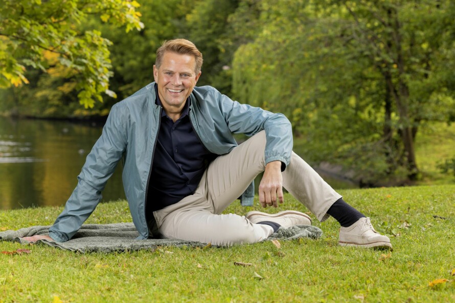 ROBERT STOLTENBERG: 20 år etter suksessen med «Borettslaget», går
Robert Stoltenberg nye veier. Men uansett hva han gjør, er han preget av prestasjonsangst. – Jeg tror jeg er skrudd sammen sånn, sier komikeren til Her og Nå..