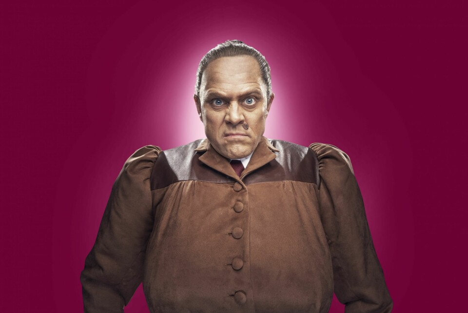 MISS TRUNCHBULL: I Folketeatrets «Matilda» spiller Robert den grusomme rektoren Miss Trunchbull. – Det ligger masse terapi i det, for jeg står jo der og kjefter, bråker, gauler og skriker. Det kan jo være at jeg hadde vært et mye verre menneske hvis jeg ikke hadde fått gjort disse tingene, sier han.