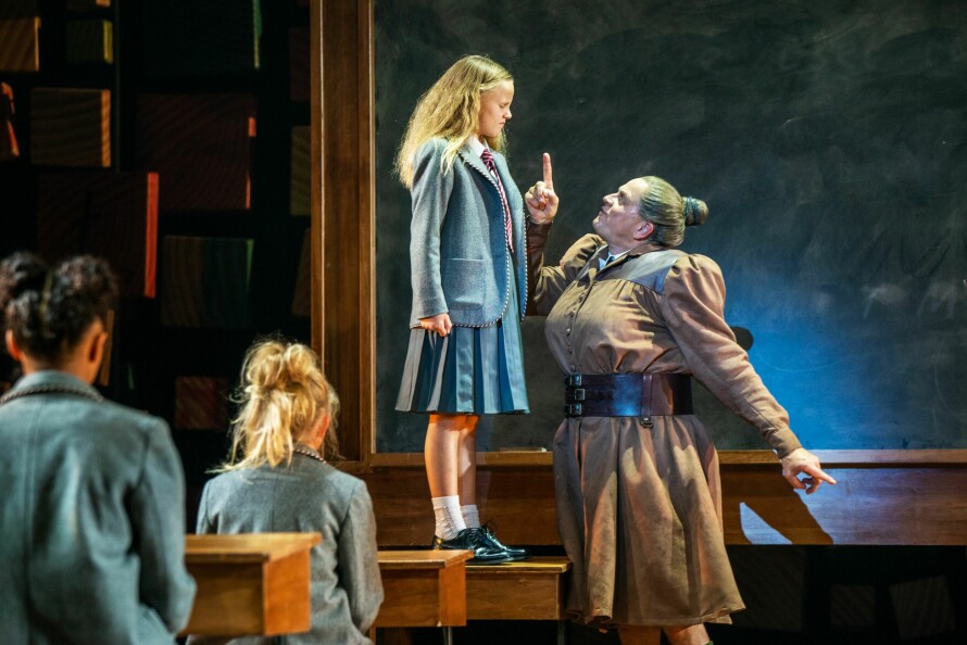 MATILDA: – «Matilda» er en av de beste musikalene jeg har sett noen gang. Fordi historien er så god. Den handler om utenforskap og et barn – Matilda – som ikke blir sett, sier Robert. Han spiller den slemme Miss Trunchbull, men kjenner seg mest igjen i Matilda.