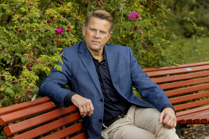 GRAVER I BARNDOMMEN: – Det var mye jeg ikke hadde tenkt på siden vi opplevde det i skoletiden, så det var artig å begynne å grave litt i vår egen barndom. Vi kunne bruke våre egne erfaringer. Det har vært en utelukkende morsom prosess, sier Robert om bok-samarbeidet med broren.