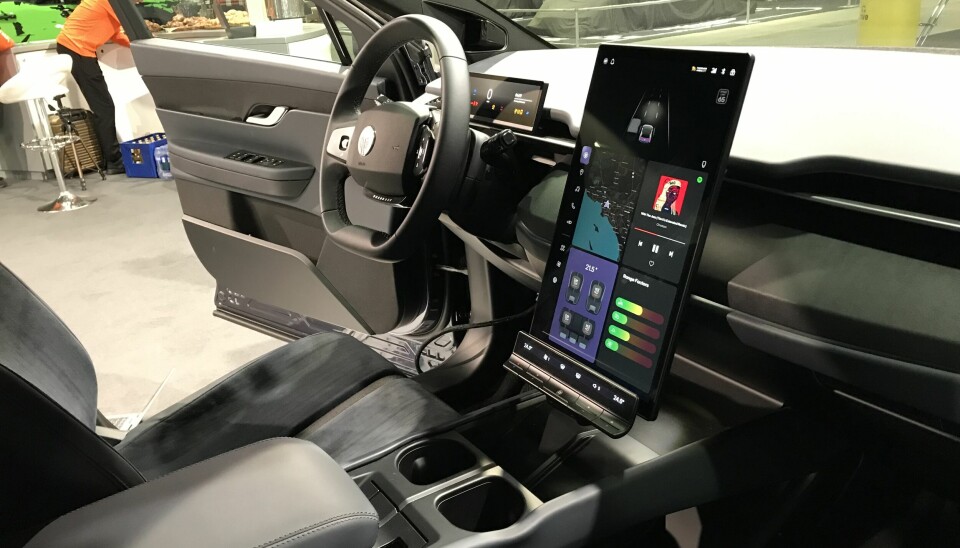 ROTASJON: Diger berøringsskjerm som kan roteres, interiør av kunstskinn og tepper av resirkulert nylon og polyester.