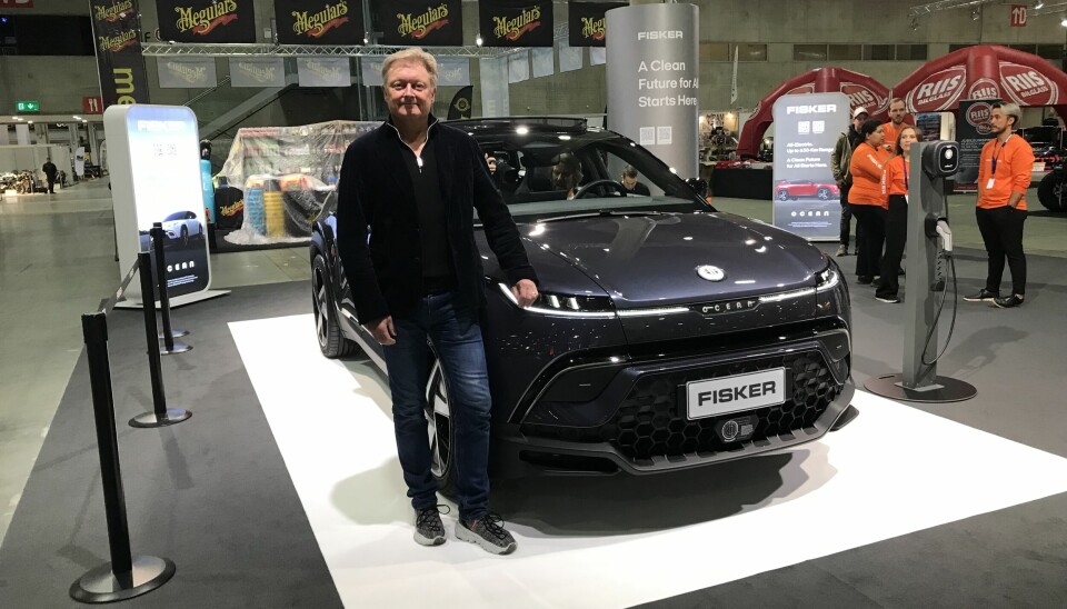 MR. FISKER: Bak Fisker Automotive står dansken Henrik Fisker som hadde tatt turen til Oslo Motor Show.