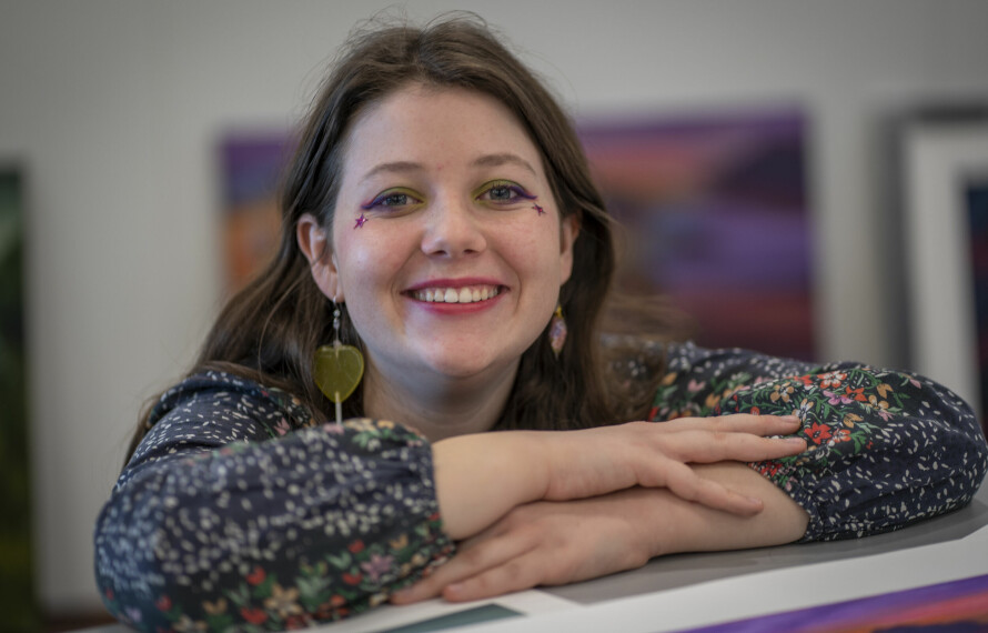 KUNSTNER: Maud Angelica Behn skal fortsette å fokusere på kunsten under friåret sitt. Kunstutstilling i Ås Kulturhus er hennes første utstilling etter at hun ble ferdig på videregående skole.