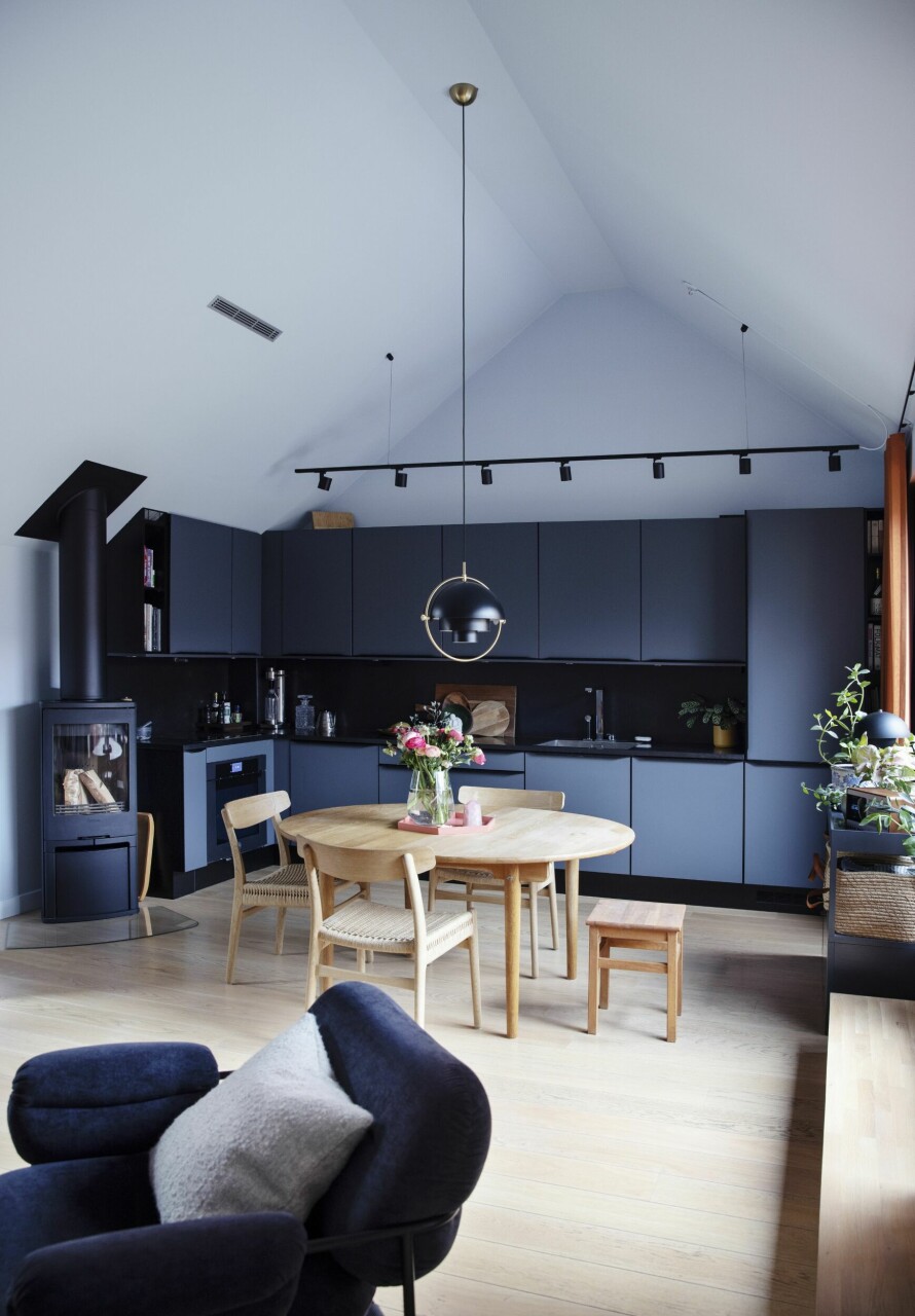 Spisebordet fra Carl Hansen & Søn kan forlenges om det blir mange til bords. Stolene er fra samme produsent, mens kjøkkeninnredningen er fra HTH. Alle hvitevarer er fra AEG, mens benkeplaten er i svart granitt av typen nero assoluto. Over bordet henger lampen Multi-Lite fra Gubi.