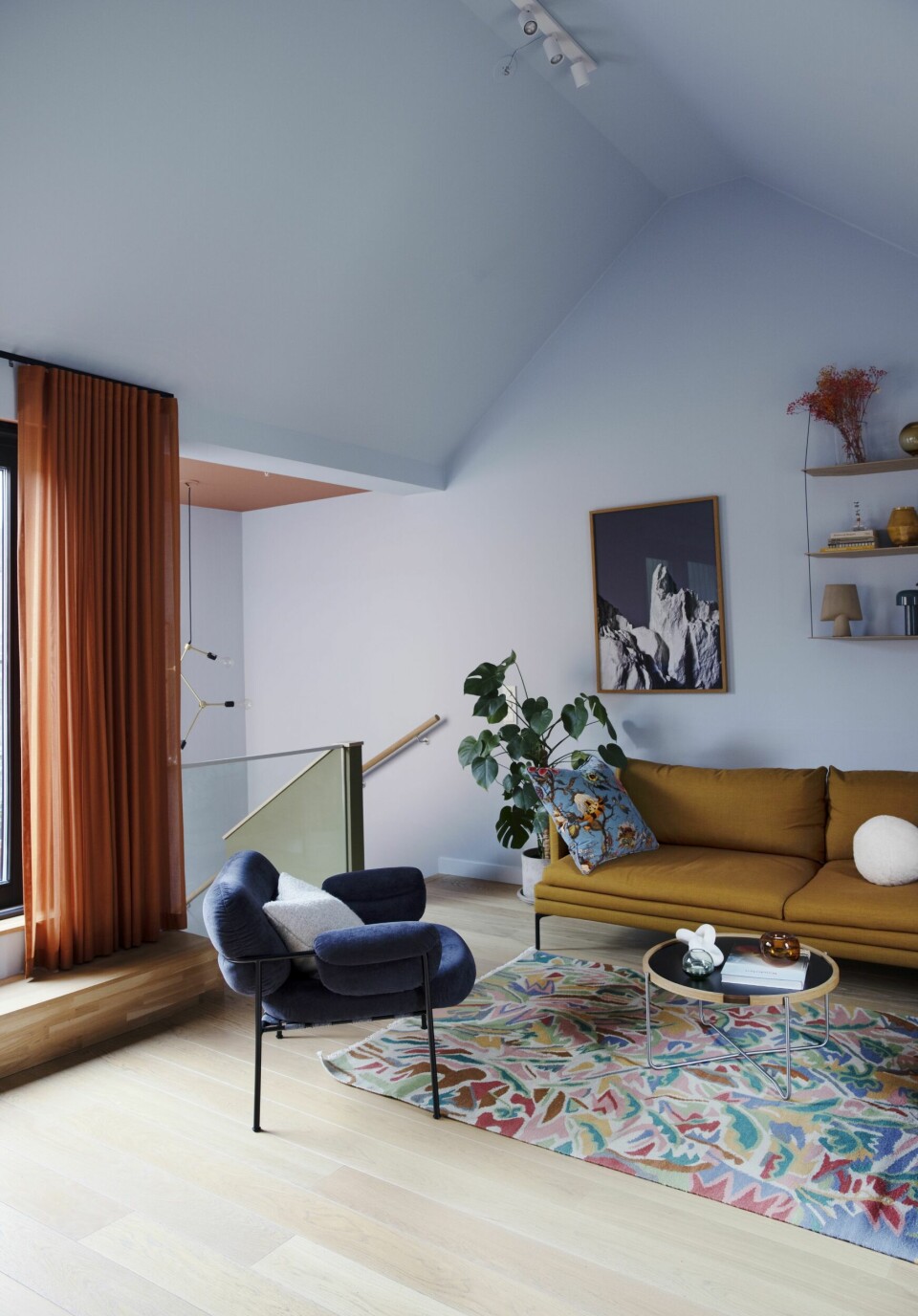 Trappen leder ned til husets andre etasje, mens opptrinnet fører ut til verandaen med fin utsikt over nabolaget. Lenestolen Bollo er fra Fogia.