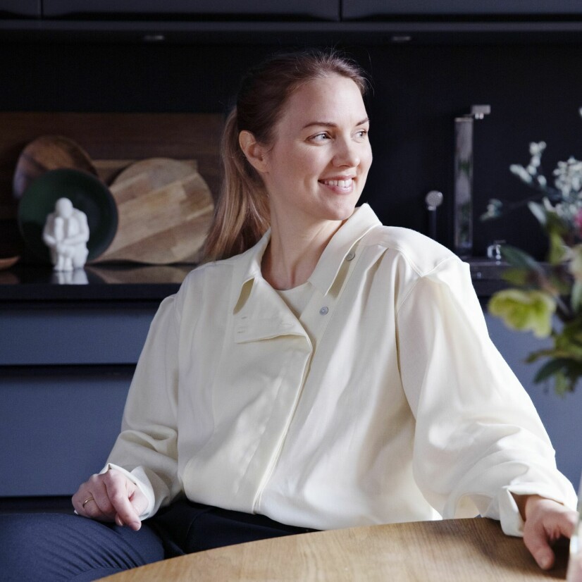 Caroline er filmprodusent og jobber for tiden med barnefilmen «Lars er LOL», en adaptasjon av Iben Akerlies bok fra 2016. – Det er travle, men utrolig givende og gøy dager på jobb, forteller hun. På benken bak står en skulptur fra Milla Boutique.