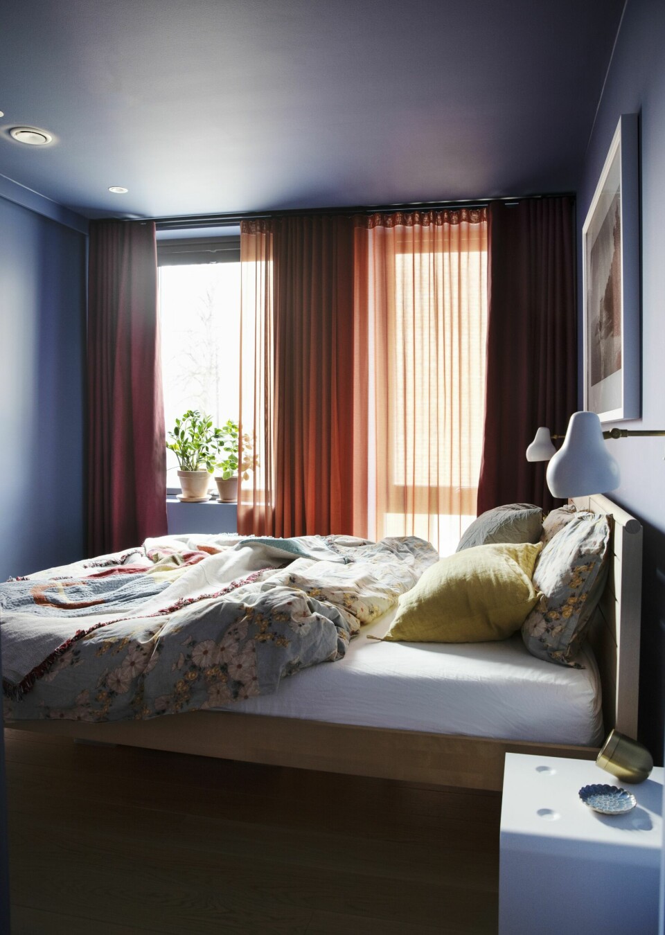 På foreldresoverommet er vegger og tak malt i en dempet blåfarge. Sengen fra Norrgavel er redd opp med sengetøy fra Ralph Lauren Home, mens pleddet er fra Slowdown Studio via Bolina.