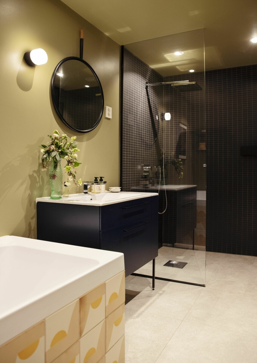 På badet i andre etasje er fargepaletten en miks av gylne og mørke farger. I dusjsonen er det lagt rektangulære fliser fra Winkelmans, mens hele baderomsgulvet har fliser av typen Mashup fra Mirage.