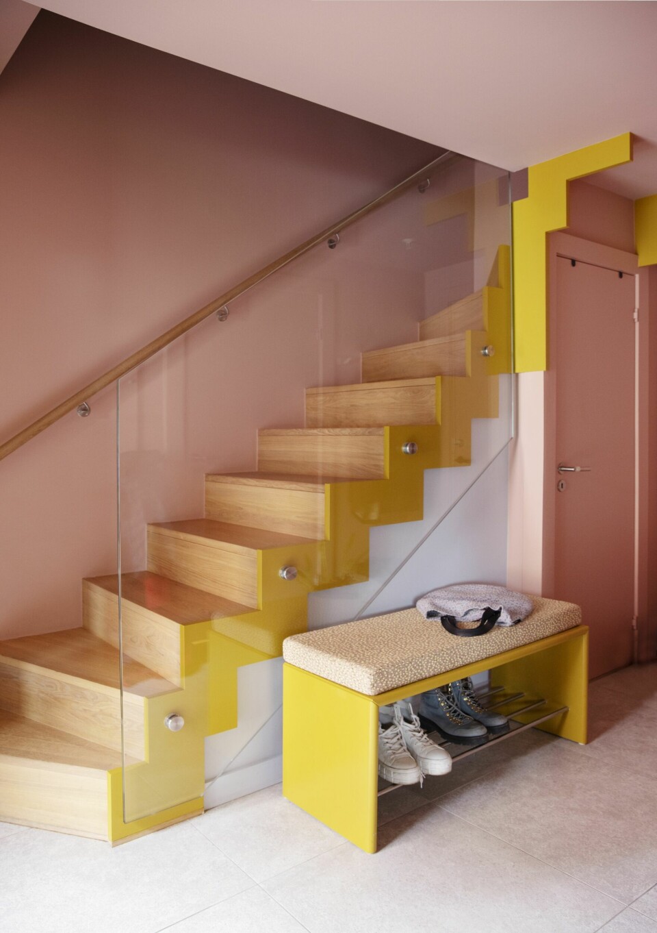 Caroline var opprinnelig ganske skeptisk til rosafargen i entreen, men er blitt veldig glad i den. Sittebenken er fra Montana, og gulvflisene er Mashup fra Mirage.