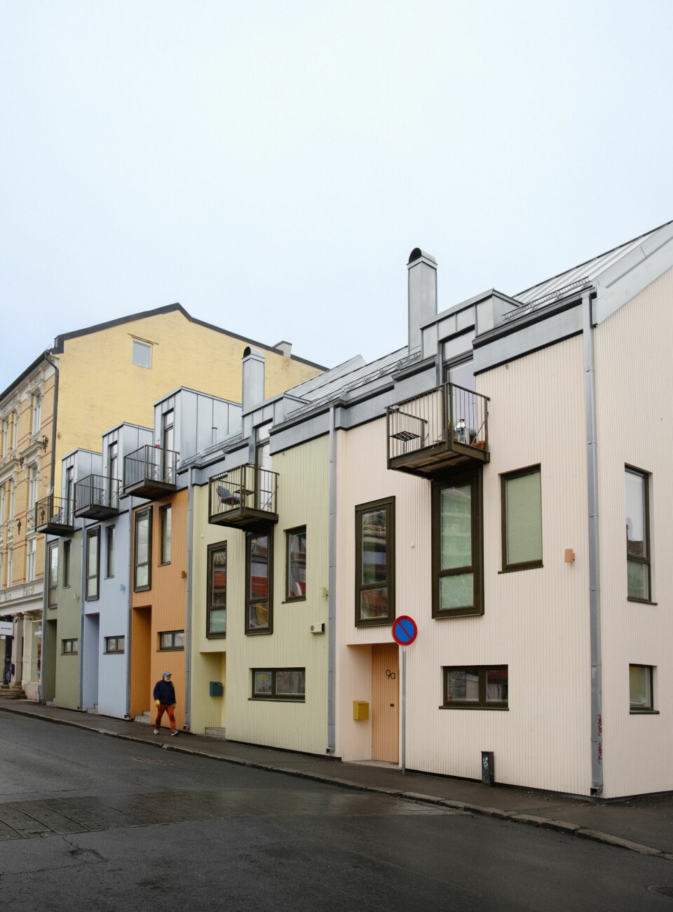 Bak den lysegrønne fasaden finner vi det fargerike hjemmet til Caroline og familien.