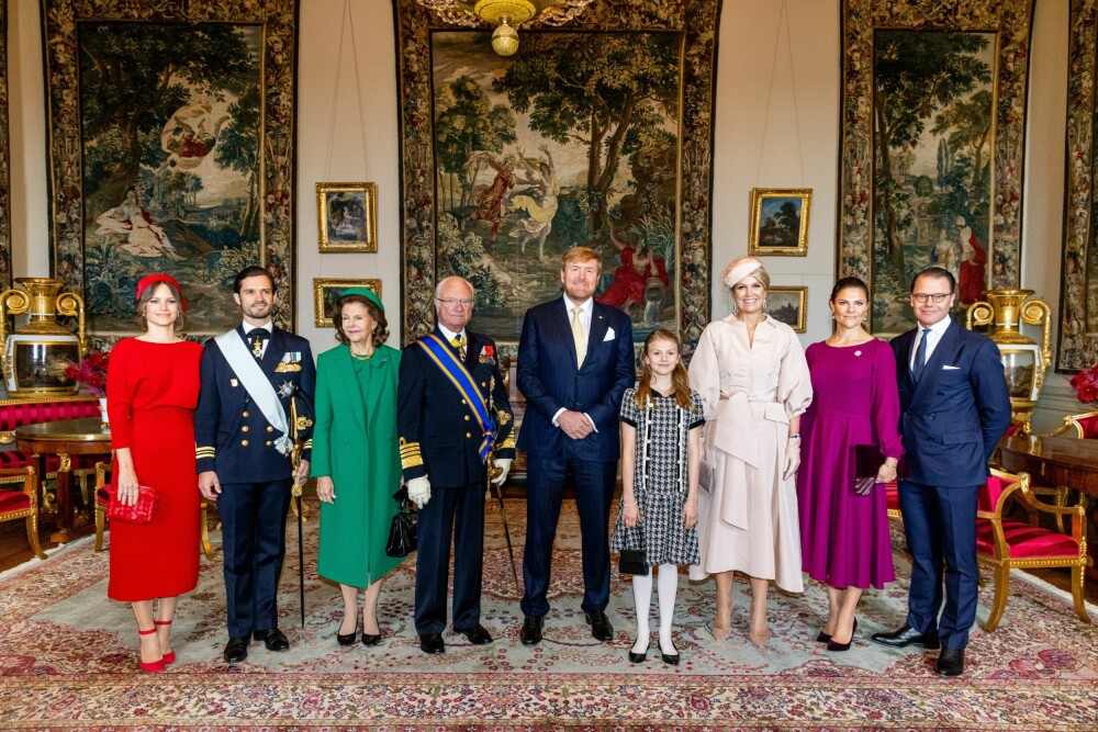 <b>2022:</b> Fra venstre prinsesse Sofia, prins Carl Philip, dronning Silvia, kong Carl Gustaf, kong Willem-Alexander, prinsesse Estelle, dronning Maxima, kronprinsesse Victoria og prins Daniel.