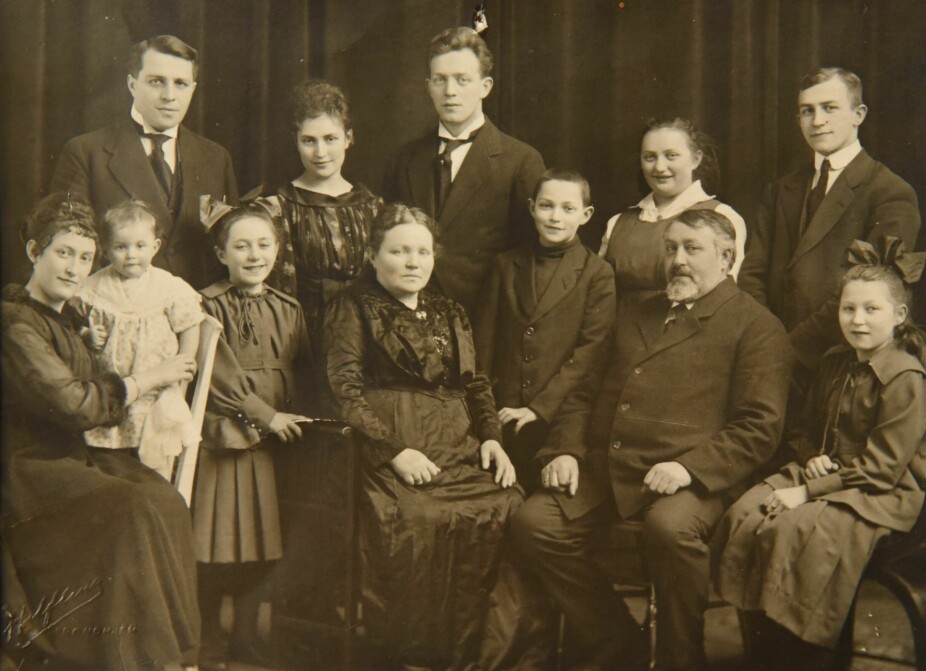 <b>MYRDET:</b> Dette er familien Fischer, og nesten alle på dette bildet ble drept i jødeutryddelsene. Bare Livs mor Minna og hennes søster Rakel overlevde krigen.