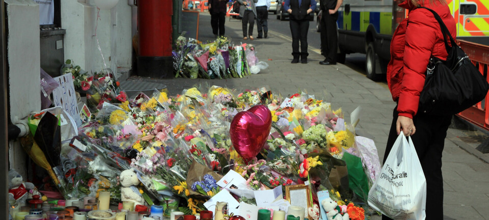Moren presset et glødende strykejern mot hendene til sin sønn mens hun så ham rett inn i øynene og smilte