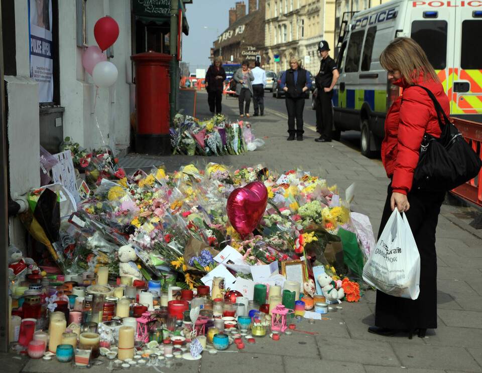 RYSTET: Mens frivillige og politifolk lette fortvilet etter 22 år gamle Sian O’Callaghan, hopet blomsterhilsenene seg opp foran nattklubben der kvinnen forlot sine venner for å dra hjem til samboeren. 22-åringen kom aldri hjem.