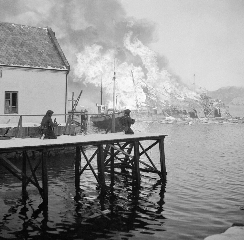 <b>JULEFREDEN BRUTT:</b> Britenes raid mot fabrikkanleggene i Måløy ble regnet som en militær suksess. Rubin Langmo kjempet ved Martin Linges side i de harde kampene. 
