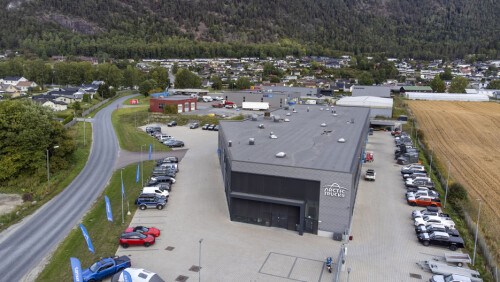 <b>TRENINGSSTUDIO FOR BILER:</b> I Arctic Trucks verksted på Solbergmoen får store biler enda større muskler.