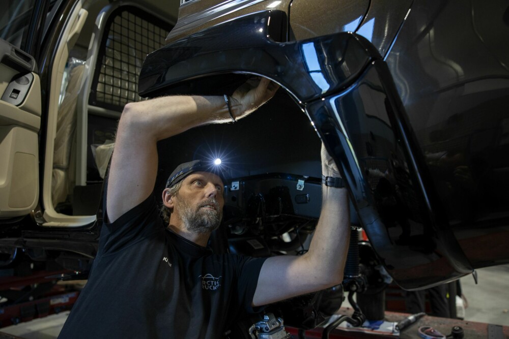 <b>PRESISJON:</b> Mekanikeren i dyp konsentrasjon med stødige hender, mens han jobber med en ny Toyota Land Cruiser.