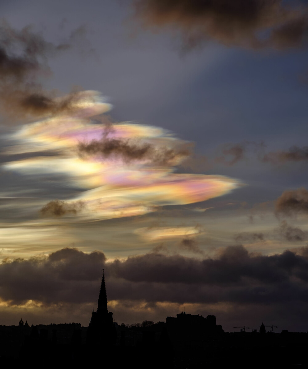 <b>PERLEMORSKYER:</b> Disse vakre skyformasjonene med det like vakre navnet på norsk – ­perlemorskyer – henger her på himmelen over den skotske byen ­Edinburgh en tidlig morgen. De defineres som polarstratosfæriske skyer. De vakre skyene som spiller i alle regnbuens farger er som oftest linseformede og vanligst å se om vinteren. Skyene blir dannet mellom 20 og 30 kilometer over jordoverflaten og svever derfor over dobbelt så høyt som vanlige skyer. Skandinavia, Alaska, nordlige Canada, deler av Russland og Antarktis er typiske steder å oppleve perlemorskyer.