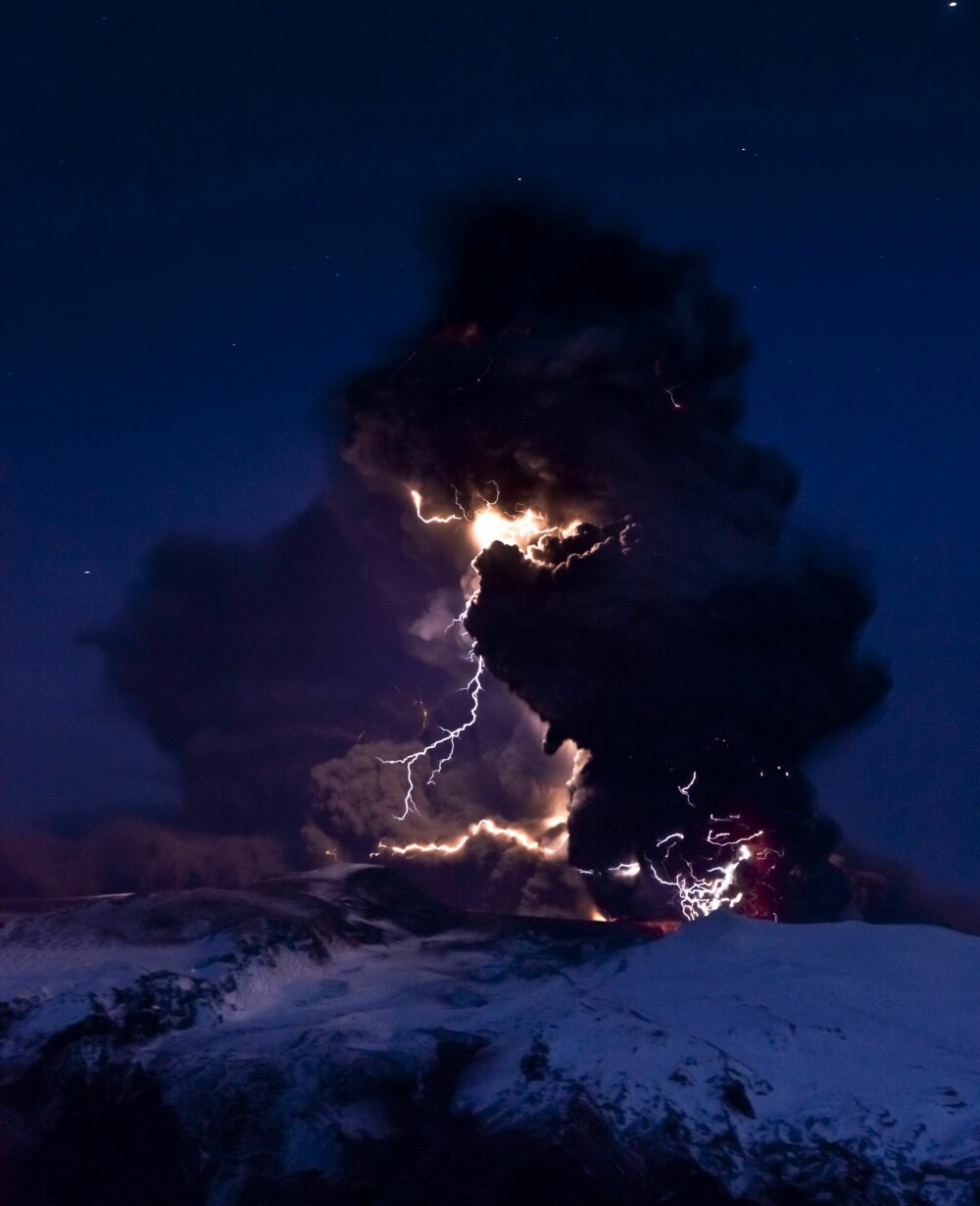 <b>VULKANLYN:</b> Man bør selvfølgelig reise til vulkanøya Island for å oppleve noe så fenomenalt som vulkanlyn. Dette bildet er tatt ved den meget aktive vulkanen Eyjafjallajökull. Vulkanlyn er elektriske utladninger forårsaket av vulkanutbrudd. De har ingen elektrisk ladning og kan derfor ikke generere lyn på egen hånd. Det hører med til historien at ikke alle vulkaner kan produsere vulkanlyn. Det kreves visse eksplosive egen­skaper.
