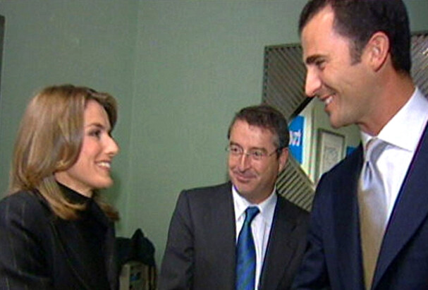 SJOKK: Et stillbilde fra en tv-sending viser journalist Letizia Ortiz Rocasolano hilse på prins Felipe etter en prisutdeling i Oviedo, 24. oktober, 2003. Kun én uke kom bomben om at de to var forlovet.