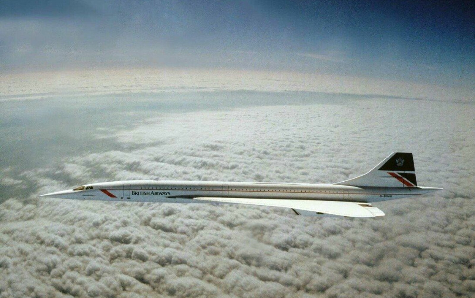 <b>IKONISK BILDE: </b>Dette skal være det eneste bildet tatt av Concorde ved supersonisk hastighet. Bildet er tatt i april, 1985 da og da skal flyet angivelig ha holdt en hastighet på Mach2, dvs. 2,180 km/h. Dette er dog noe omstridt. Ifølge et innlegg av flyekspert Andrei Kucharavy, måtte Concorden sakke ned til rundt Mach 1,6 for at bildet skulle bli tatt. Det ble tatt av en Royal Air Force Tornado som passerte Concorde-flyet på vei til sør i Irland. Selv om Tornado-flyet kan holde tilsvarende og høyere fart som Concorde, kunne den bare holde følge i noen minutter på grunn av det voldsomme drivstofforbruket hastigheten krevde. Etter fire minutter tok flyene hver til sitt, mens Concorden satte kursen mot JFK-flyplassen i USA.