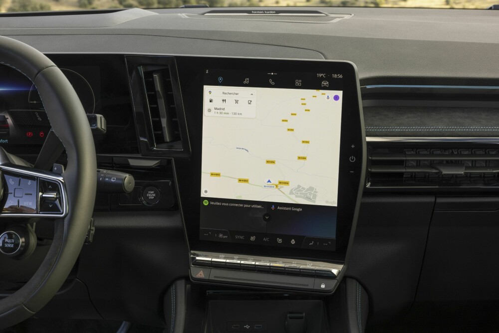 <b>OPPDATERT:</b> Austral benytter Qualcomms tredje generasjon Snapdragon Automotive Cockpit-plattform og Octa-core prosessor som driver skjermene, online-tjenestene og teknologien bak kjøreassistanse-systemene. OpenR Link-systemet er basert på Android Automotive OS, som simpelthen er det samme operativsystemet som brukes i mer 75 prosent av alle mobiltelefoner og oppdateres trådløst. Systemet er utviklet av Google og gir flere fordeler som Google Maps, Google Assistant og Google Play, pluss at du kan personifisere med din egen Google-konto. 